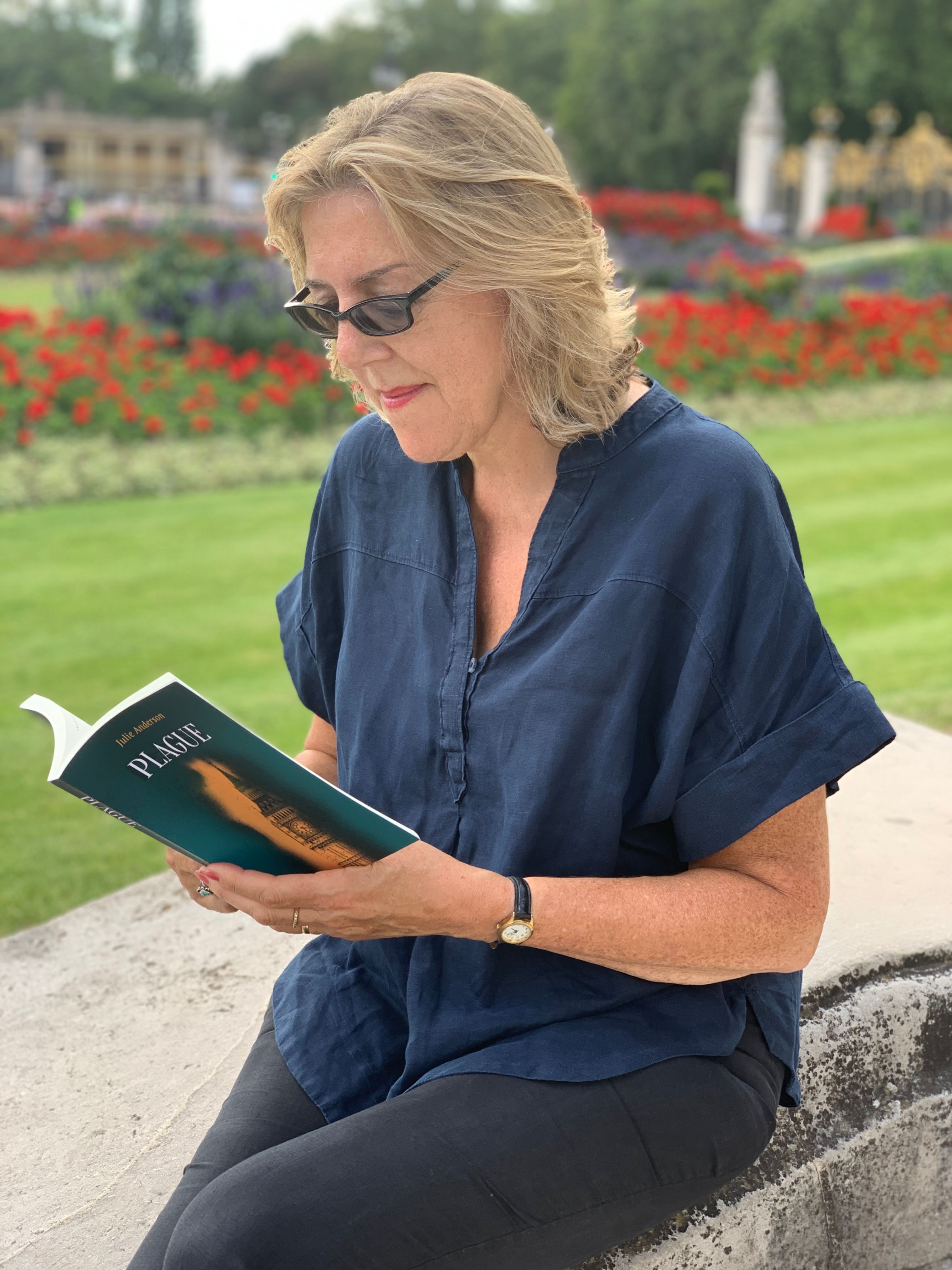 JuliereadingatBuckHouse1